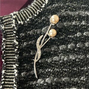 Long Silver Stem with Large Pearl Brooch Pin